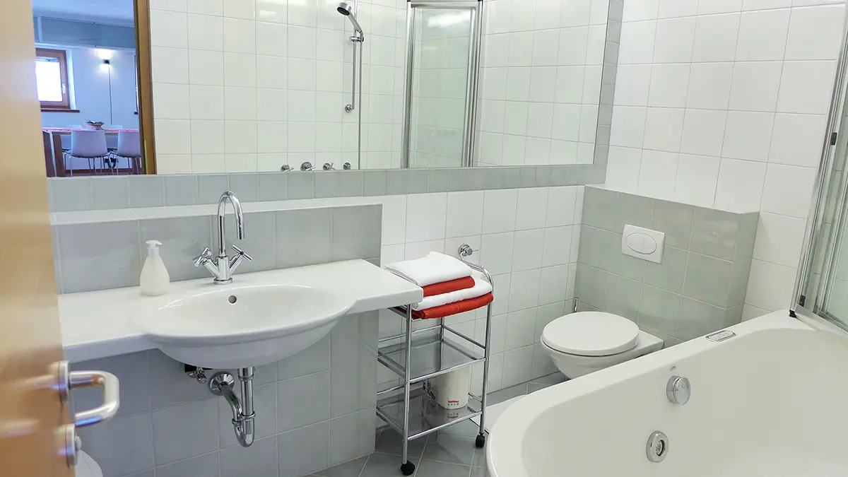wohnung-bad-badewannen-waschbecken